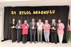 Mahalle muhtarından öğretmenlere plaketli kutlama