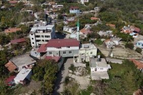 Mahallelinin uygun yer bulamaması üzerine inşa edilen caminin altından 6 metre genişliğinde yol geçiyor