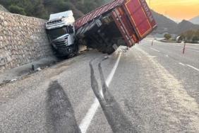 Malatya’da kontrolden çıkan tır istinat duvarına çarptı: 1 yaralı