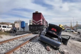 Malatya’da yük treni otomobil ile çarpıştı