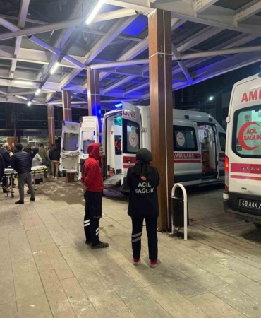 Malazgirt’te öğretmenleri taşıyan taksi takla attı: 7 yaralı