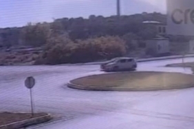 Manavgat’ta iki otomobilin kavşakta çarpışması kameraya yansıdı