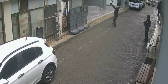 Manisa’da yürekleri ısıtan anlar: Yüksekten düşen kediyi polis yakaladı