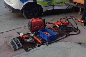 Manisa’nın Alaşehir ilçesinde Alaşehir - Sarıgöl yolu üzerinde trafik polisi aracının tıra çarpması sonucu bir polis şehit oldu biri de ağır yaralandı.