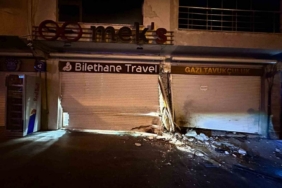 Mardin’de otomobil iş yerinin kepengine çarptı: 4 yaralı