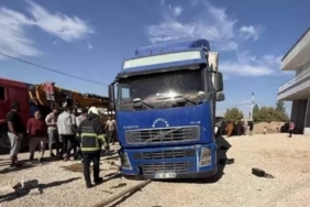 Mardin’de patlayan lastiği değiştirmek isteyen tır şoförü aracın altında kaldı