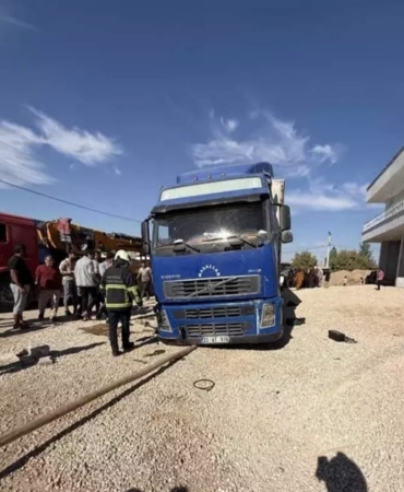 Mardin’de patlayan lastiği değiştirmek isteyen tır şoförü aracın altında kaldı