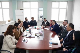 Mardin’e giden Bakan Tekin, Diyarbakır’da yol güzergahında bir okula uğradı