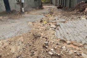 Mazıdağı’nda şiddetli yağışların neden olduğu çukurlarda ortaya çıkan doğal gaz boruları tehlike saçıyor