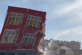 Mersin’de 2 katlı bina titreşimle yıkıldı