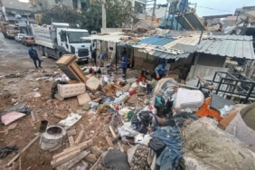 Mersin’de bir evden 10 kamyon çöp çıkarıldı