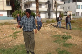 Mersin’de bir kişi yer altı su kaynaklarını bulabiliyor, bulduğunda elektrik çarpmışa dönüyor