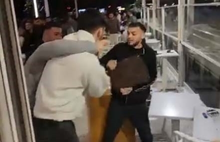 Mersin’de kafedeki kavgada yumruklar havada uçuştu