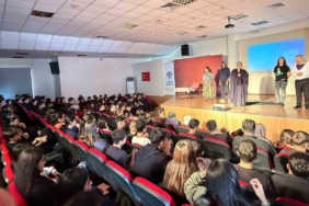 Mersin’de ’madde bağımlılığı’ konulu tiyatro büyük ilgi gördü