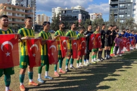 Mersin’de takımlar sahaya Türk bayraklarıyla çıkarak şehitleri andı