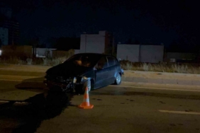 Metrelerce sürüklenen araç paramparça oldu, içindekiler kazayı sıyrık bile almadan atlattı