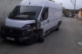Minibüs ile hafif ticari araç çarpıştı: 2 yaralı