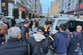 Minibüsün açılan kapısına çarpan motosikletli savruldu: 1 yaralı