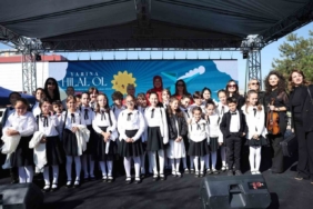 Miniklerin keman gösterisi