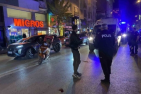 Motosiklet önce yayaya, sonra otomobile çarptı: 2 yaralı