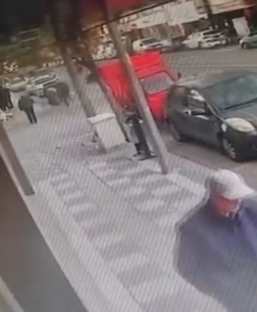 Motosiklet sürücüsünün ağır yaralandığı kaza güvenlik kamerasında