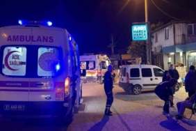 Motosiklet, yolun karşısına geçmeye çalışan adama çarptı: 3 yaralı