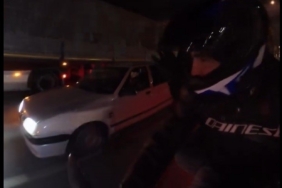 Motosiklete yandan çarpan araç, yoluna bir şey olmamış gibi devam etti