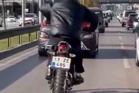 Motosikleti at sürer gibi sürdü