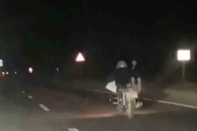 Motosikleti yüzüstü uzanarak kullanan sürücüye 5 bin 146 TL ceza