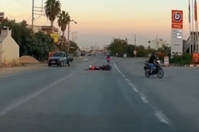 Motosikletlerin karıştığı kaza araç kamerasına yansıdı