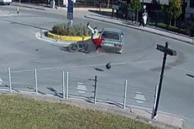 Motosikletli havada takla attı, ilk yaptığı şey fırlayan ayakkabısını giymek oldu