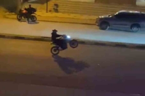 Motosikletlilerin tek tekerle tehlikeli yolculukları kamerada