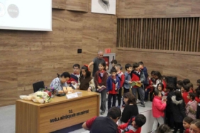 Muğla Büyükşehir Belediyesi Pelin Güneş’i minik okurlarla buluşturdu