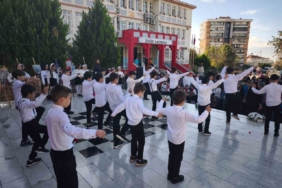 Nazilli’de öğretmenlerden zeybekli Kutlama