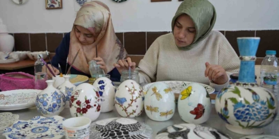 Niğde’de renklerin ve motiflerin buluştuğu çini atölyesine büyük ilgi
