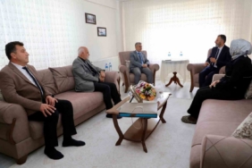 Niğde’de Vali Çelik’ten emekli öğretmene anlamlı ziyaret