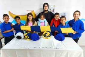Öğrenciler kendi atkılarını örerek kışa hazırlanıyor