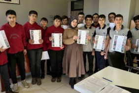 Öğrencilerden öğretmenlere sürpriz: Hazırlanan sertifikalar kendilerine taktim edildi