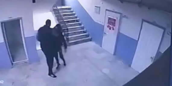 Okul müdürü otizmli öğrenciyi merdivenlerden itti