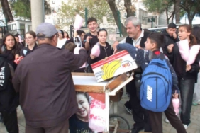 Ölen kardeşi için pamuk şekeri hayrı yaptı