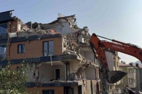 Ordu’da zemini kayan ve çatlaklar oluşan bina yıkılıyor