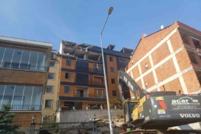 Ordu’da zemini kayan ve çatlaklar oluşan binada yıkım başladı