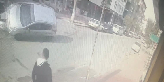 Ortalığın savaş alanına döndüğü kaza kamerada: 1 yaralı
