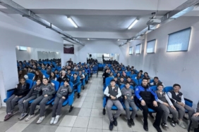 Ortaokul öğrencilerine polislerden eğitim