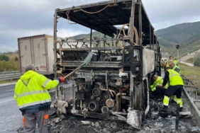 Ortaokul öğrencilerini taşıyan otobüs alevlere teslim oldu