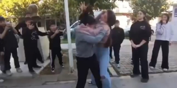 Ortaokullu kızlar birbirine girdi, arkadaşları ayırmak yerine video çekti