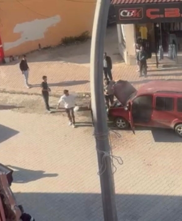 Osmaniye’de araç yandı, esnaf facianın önüne geçti