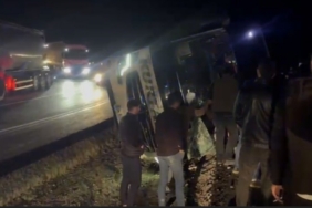 Osmaniye’de yolcu otobüsü devrildi: Yaralılar var