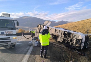 Otobüs kazasında ölenlerin kimlik tespit çalışmaları sürüyor