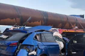 Otomobil, demir boru yüklü tırla çarpıştı: 2 yaralı